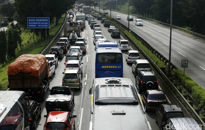Tol Jakarta Arah Bekasi Padat, Macet 31 Kilometer