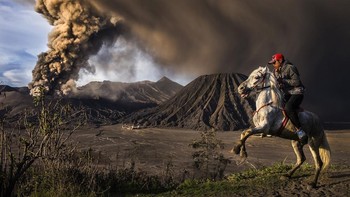 Erupsi Gunung Bromo karya Reynold Dewantara. Foto: National Geographic