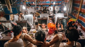 Persiapan pentas opera di Pak Tai Temple di Taipa Village, China karya Antonio Leong. Foto: National Geographic