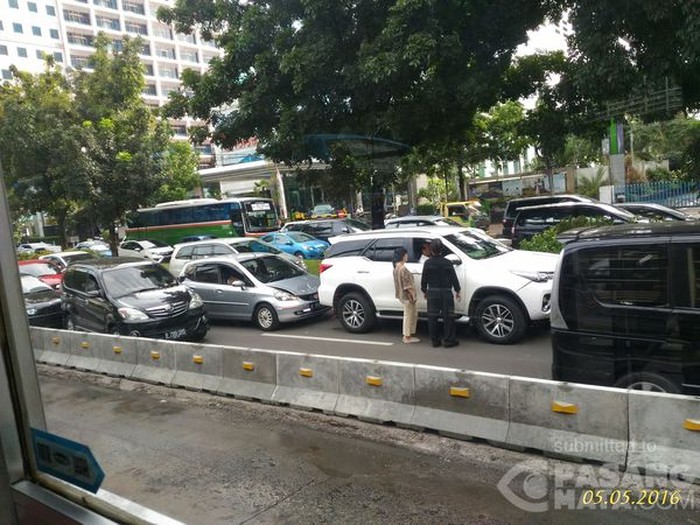 Honda Jazz Tabrak Fortuner, Lalin Jl Sudirman Arah HI sempat Macet