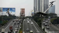 Hal itu terlihat berbeda dengan kondisi di tol dalam kota Jakarta yang terlihat senggang ramai lancar.