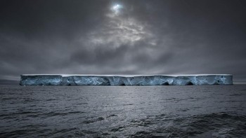 Suasana malam di Lapland, Finland yang tengah ditutup salju diabadikan oleh Pierre Destribats. Foto: National Geographic