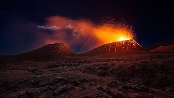 Erupsi La Fournaise Volcano yang dipotret Gaby Barathieu. Foto: National Geographic