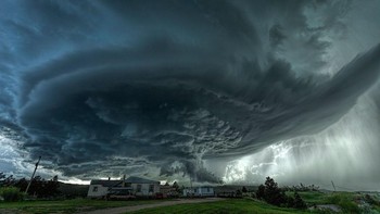 Badai tornado yang akan menghantam daerah di Blackhawk, Dokata selatan, Amerika Serikat. Foto: National Geographic
