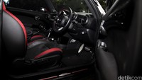 Suasana kabin mobil terbilang sporty. Kokpit kendaraan sport dengan jok sport John Cooper Works menciptakan sensasi balap.