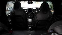Interior MINI John Cooper Works terlihat mewah.