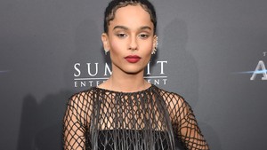 Nah... ini baru generasi teranyar dari DC Universe. Zoe Kravitz berperan sebagai Selina Kyle A.K.A Cat Woman, menemani Batman ala Robert Pattinson di film The Batman. Foto: Getty Images
