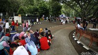 Bagi sebagian orang menikmati liburan panjang tak harus mahal dan jauh-jauh untuk jalan keluar kota. 