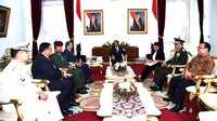 Usai beramah tamah, Presiden Jokowi lalu menggelar pertemuan tertutup dengan para pejabat Kemlu dan militer Filipina serta Malaysia tersebut. Rusman/Setpres