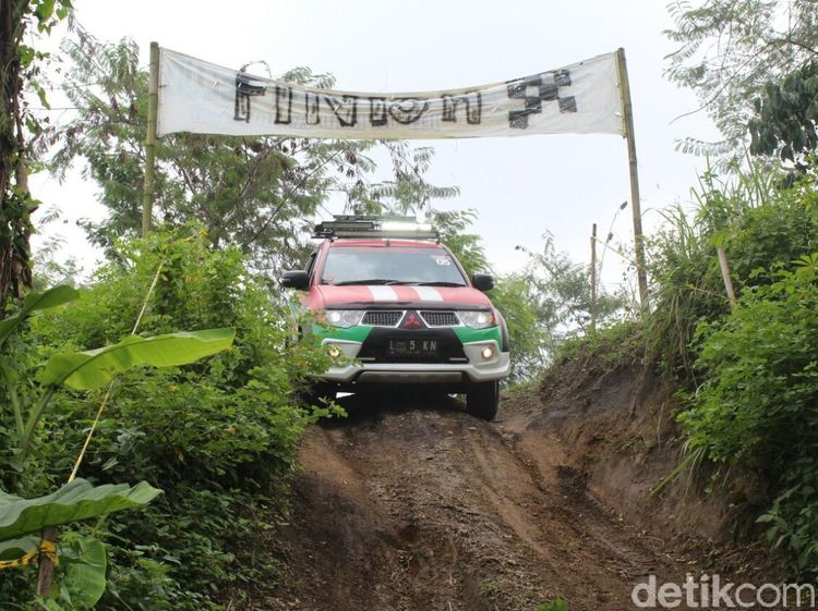 Komunitas Pajero Jelajahi Gunung Kelud dan Blitar