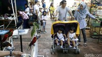 Terpantau beberapa keluarga yang mengunjungi Pameran Florina untuk mengisi waktu liburan mereka.