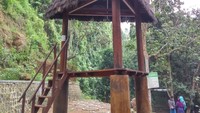 Usai menuruni anak tangga dan sebelum tiba di air terjun, traveler bisa menggunakan balai yang berbentuk seperti rumah panggung untuk beristirahat. Bila tak kebagian balai, traveler bisa juga menyewa tikar sebesar Rp 10 ribu sepuasnya (Aditya/detikTravel)