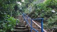 Lelah naik-turun anak tangga terbayar ketika melihat derasnya air yang berjatuhan di bebatuan. Air terjun itu dikelilingi pepohonan rindang dan suasananya asri. Berfoto dengan latar air terjun adalah spot favorit para pelancong di Jagir (Aditya/detikTravel)