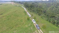 Mereka menjelajahi medan yang hanya menyediakan jalan setapak untuk masing-masing mobil. Istimewa/dok POC.