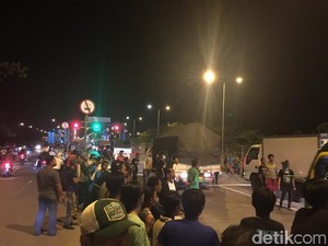 Massa Suporter Bola Sweeping Mobil Berpelat N di Jembatan Suramadu
