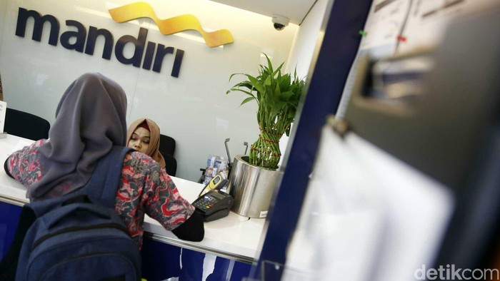 Nasabah tengah menyetor dana di salah satu cabang Bank Mandiri Jakarta, Jumat (6/5/2015). Bank Mandiri mengoperasikan sebanyak 148 kantor cabang di seluruh Indonesia pada saat libur Isra Miraj untuk menerima pembayaran pembelian BBM oleh SPBU-SPBU. Perseroan juga menyiapkan uang tunai Rp4 triliun untuk memenuhi kebutuhan ATM dan cabang saat libur panjang akhir pekan ini. (Foto: Rachman Haryanto/detikcom)