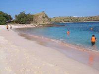 Taka Makassar dan Pink Beach, Pantai Cantik yang Pasirnya Diambil