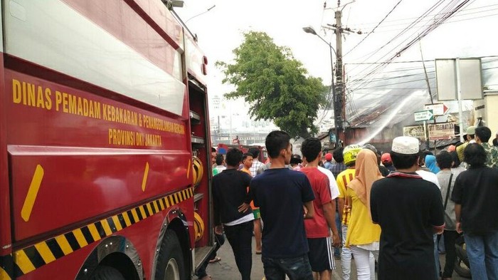 3 Toko Terbakar di Ciputat, 9 Mobil Pemadam Dikerahkan