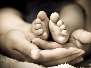 Tak Keburu ke RS, Bayi Ini Lahir di Atas Kap Mobil Saat Tahun Baru