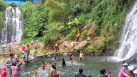 Letak Air Terjun Jagir ini ada di Desa Kampung Anyar, Kecamatan Glagah atau sekitar tiga kilometer dari Desa Adat Using Kemiren. Jalan dari parkiran menuju air terjun ini tak terlalu jauh dan tidak terjal karena sudah dibangun anak tangga (Aditya/detikTravel)