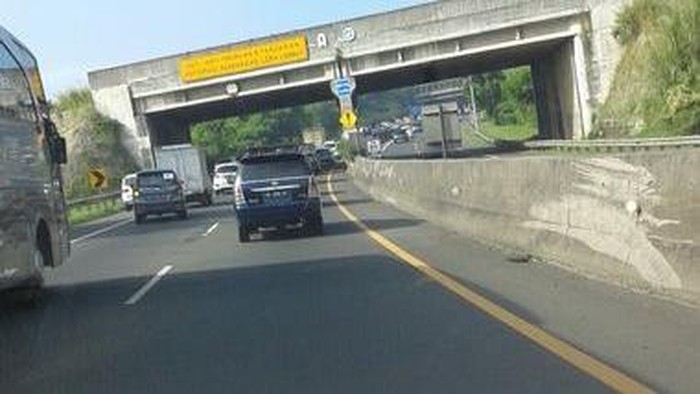 Tol Pasteur Macet 3 Km, Tol Cipularang Ramai Lancar