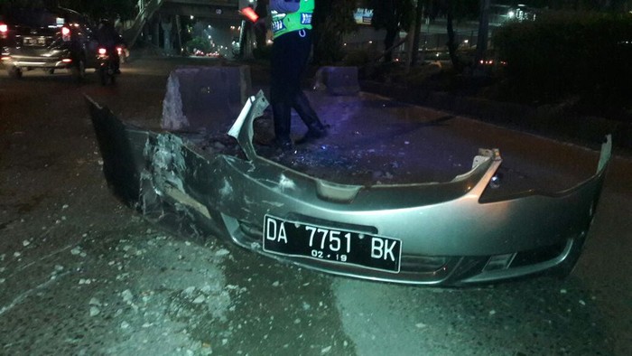 Minibus Tabrak Separator Busway di Slipi, Bemper Mobil Tertinggal di Lokasi