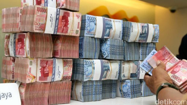 Nasabah tengah menyetor dana di salah satu cabang Bank Mandiri Jakarta, Jumat (6/5/2015). Bank Mandiri mengoperasikan sebanyak 148 kantor cabang di seluruh Indonesia pada saat libur Isra Mi'raj untuk menerima pembayaran pembelian BBM oleh SPBU-SPBU. Perseroan juga menyiapkan uang tunai Rp4 triliun untuk memenuhi kebutuhan ATM dan cabang saat libur panjang akhir pekan ini. (Foto: Rachman Haryanto/detikcom)