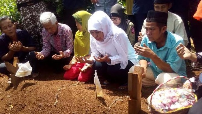 Mensos Ziarah ke Makam Gadis 14 Tahun Korban Pemerkosaan, Orangtua Menangis