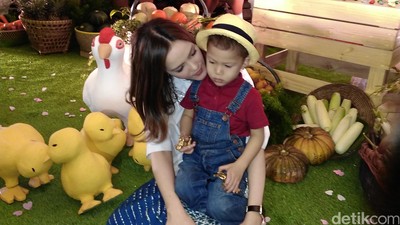 Cathy Sharon bak Orangtua Tunggal di Pesta Ulang Tahun Anak