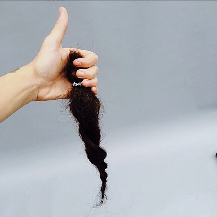 Pada tahun 2016 lalu, pentolan grup One Direction itu memotong rambutnya yang gondrong dan menyumbangkannya ke sebuah organisasi yang peduli pada anak kanker di Inggris, Little Princess Trust. Postingan tentang potongan rambut itu pun mendapat lebih dari 2 juta likes di Instagram Harry. (Foto: Instagram/harrystyles) Pada tahun 2016 lalu, pentolan grup One Direction itu memotong rambutnya yang gondrong dan menyumbangkannya ke sebuah organisasi yang peduli pada anak kanker di Inggris, Little Princess Trust. Postingan tentang potongan rambut itu pun mendapat lebih dari 2 juta likes di Instagram Harry. (Foto: Instagram/harrystyles)