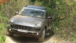 SUV Porsche Jelajahi Pelosok Kamboja