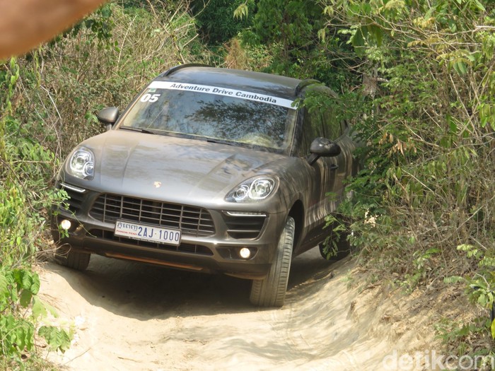 Porsche Asia Pasific memiliki cara unik untuk menunjukkan kapabilitas dua model sport utility vehicle (SUV) andalannya yakni Cayenne dan Macan. Kali ini, caranya adalah dengan menjelajah Kamboja menggunakan dua SUV itu mulai dari jalanan mulus hingga jalur off-road ke pelosok Kamboja.