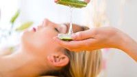Lidah buaya sudah dikenal sebagai bahan yang dapat membuat rambut indah dan tebal. Namun membilas rambut dengan perasan lidah buaya dapat menghilangkan ketombe dan mengurangi rasa gatal. Foto: iStock