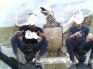 Beredar Foto Konyol Abege yang Injak Patung Pahlawan, Polisi Cek Lubang Buaya