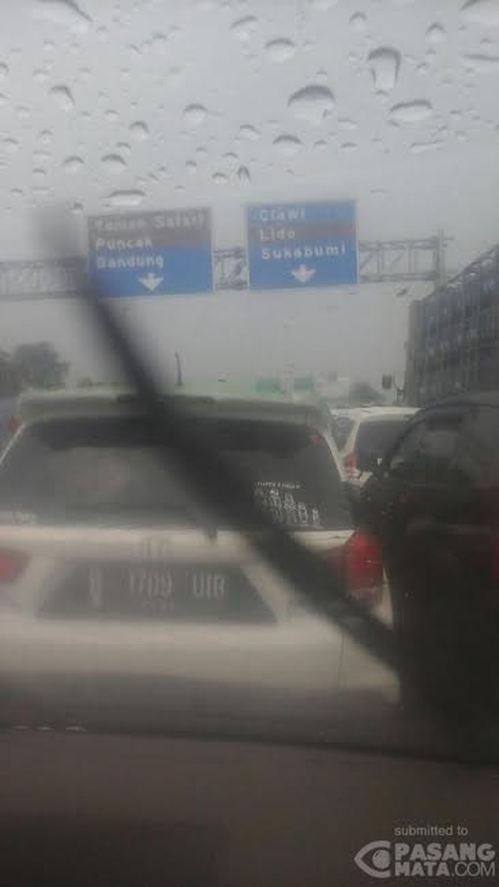 Macet, Kendaraan Arah Puncak Tak Gerak Lepas Gerbang Tol Ciawi