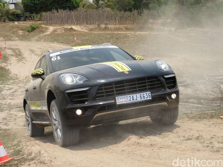 SUV Porsche Jelajahi Pelosok Kamboja