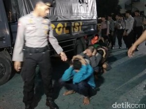27 Tersangka Sweeping di Tol Suramadu Ditahan dan Dititipkan di Polda Jatim