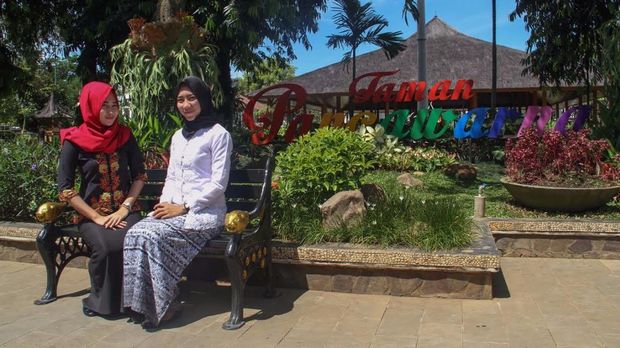 Melihat Aneka Taman Cantik di Purwakarta Hasil Rancangan 