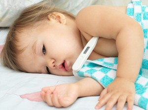 Si Kecil sedang Demam, Bolehkah Diimunisasi?