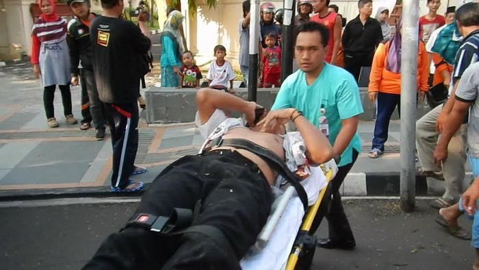 Seorang Guru Luka Parah Tertimpa Dahan Pohon di Semarang