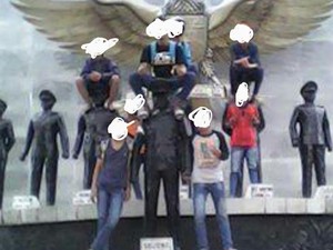 Polisi: Foto Abege Injak Patung Pahlawan Terjadi di Simalungun Sumut