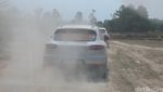 SUV Porsche Jelajahi Pelosok Kamboja