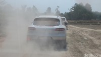 Selama satu hari, peserta Porsche Adventure Drive menjelajah sekitaran Siem Reap, Kamboja. Perjalanan dimulai sekitar pukul 08.30 waktu setempat menuju Candi Banteay Srei di Banteay Ampil.