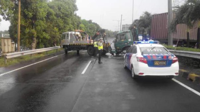 Kontainer Tabrak Pembatas Jalan di Jagorawi, Petugas Kerahkan Derek