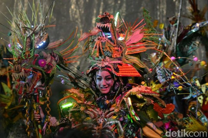 Meski Hujan Deras, Semarang Night Carnival Dibanjiri Wisatawan