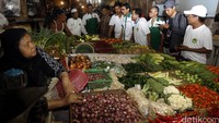 Sandiaga Uno berbincang akrab dengan seluruh pedagang yang ada di pasar tradisional Rawamangun, Jakarta Timur.