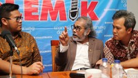 Ketua Komisi Nasional Perlindungan Anak Aris Merdeka Sirait berdiskusi dengan moderator  Pangeran AHmad Nurdin (kiri) dan Kepala Interm Perlindungan Anak Unicef Indonesia Ali Aulia Ramli.
