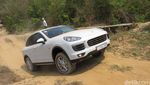 SUV Porsche Jelajahi Pelosok Kamboja