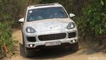 SUV Porsche Jelajahi Pelosok Kamboja