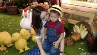 Cathy harus menelan pil pahit karena bak jadi orangtua tunggal di pesta ini. Ia dan suami kini sedang dalam proses cerai.